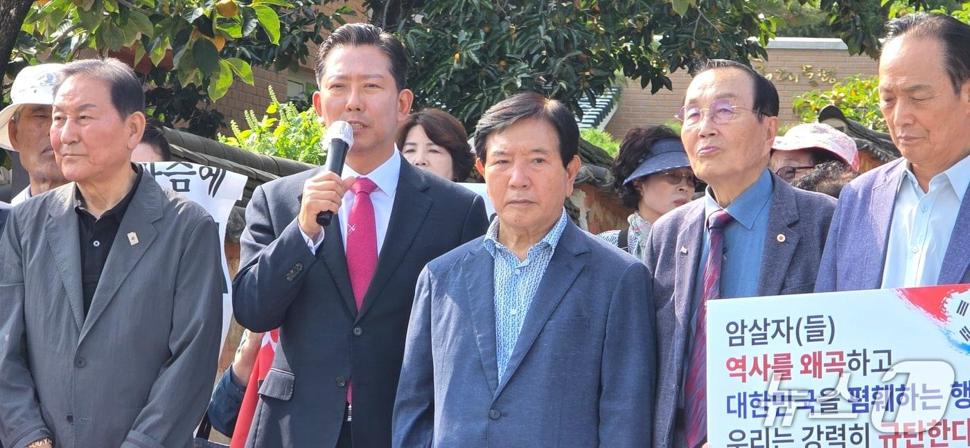 본문 이미지 - 김장호 구미시장이 30일 상모동 박정희 생가앞에서 열린 숭모단체들의 영화 '암살자'규탄 집회에서 '암살자들에 대한 입장을 밝히고 있다. 2026.9.30 ⓒ 뉴스1 정우용 기자