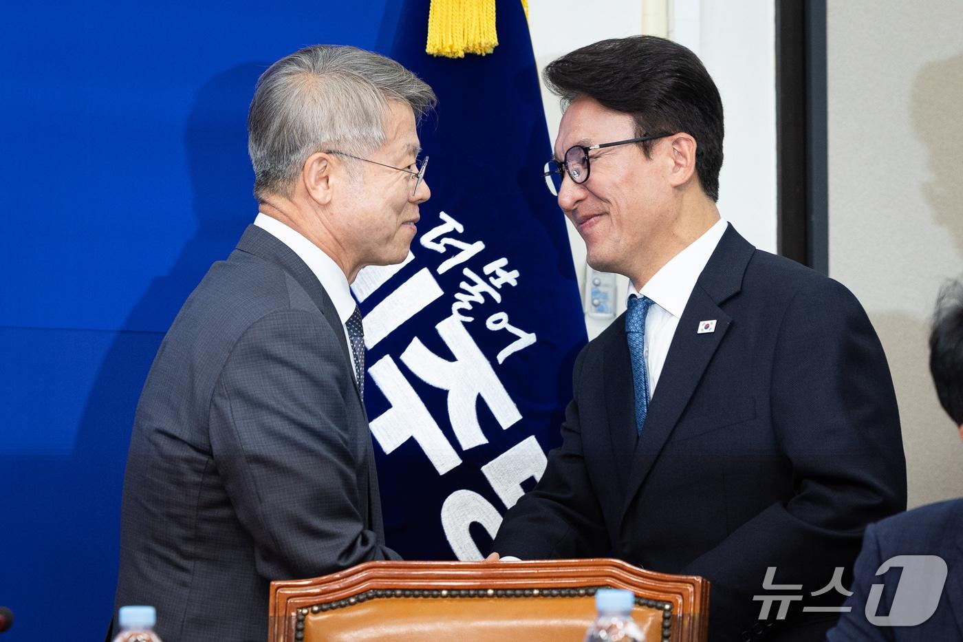 본문 이미지 - 김민석 더불어민주당 대표와 민형배 전남광주통합특별시장이 30일 서울 여의도 국회에서 열린 2026년 전남광주 예산정책협의회에서 인사하고 있다. 2026.9.30 ⓒ 뉴스1 유승관 기자