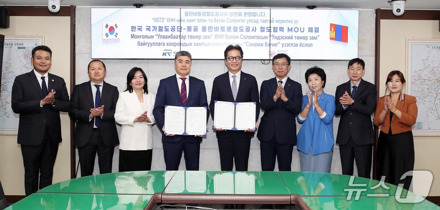 본문 이미지 - 정진혁 국가철도공단 이사장(오른쪽 5번째)과 헤를랭 히식자르갈 몽골 울란바타르 철도공사 사장을 비롯한 관계자들이 기념사진을 촬영하고 있다.(국가철도공단 제공. 재판매 및 DB금지) /뉴스1