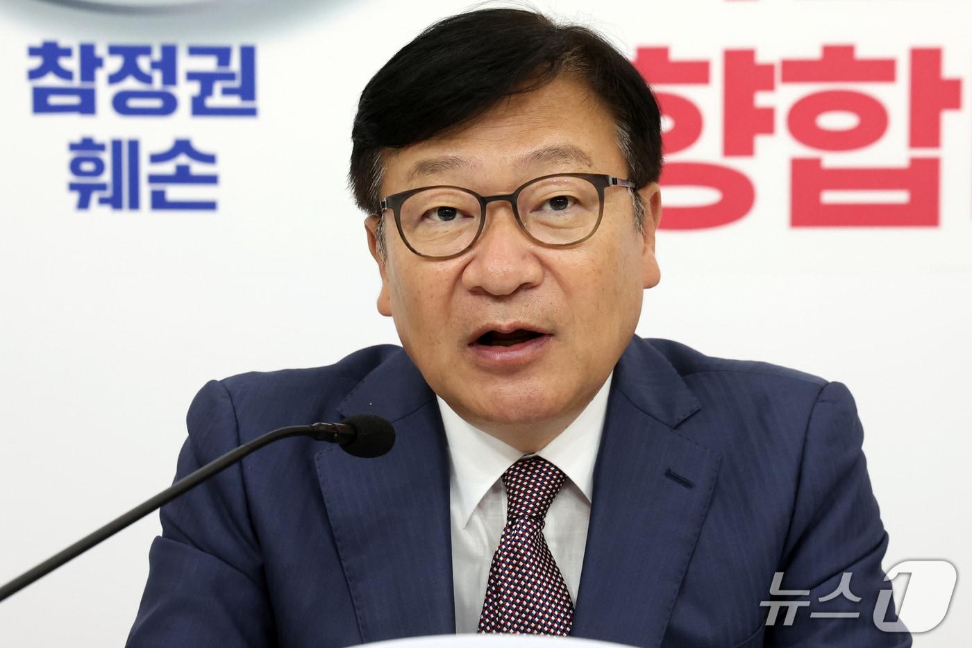 본문 이미지 - 정점식 국민의힘 원내대표가 30일 오후 서울 여의도 국회에서 열린 비무장지대(DMZ) 지뢰 폭발 사고 등 현안 관련 기자간담회에서 발언을 하고 있다. 2026.9.30 ⓒ 뉴스1 황기선 기자