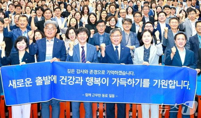 본문 이미지 - 30일 오후 전북교육청 창조나래 시청각실에서 유정기 부교육감(사진 맨 앞 왼쪽에서 4번 째) 이임식이 개최됐다. (전북교육청 제공, 재판매 및 DB 금지).