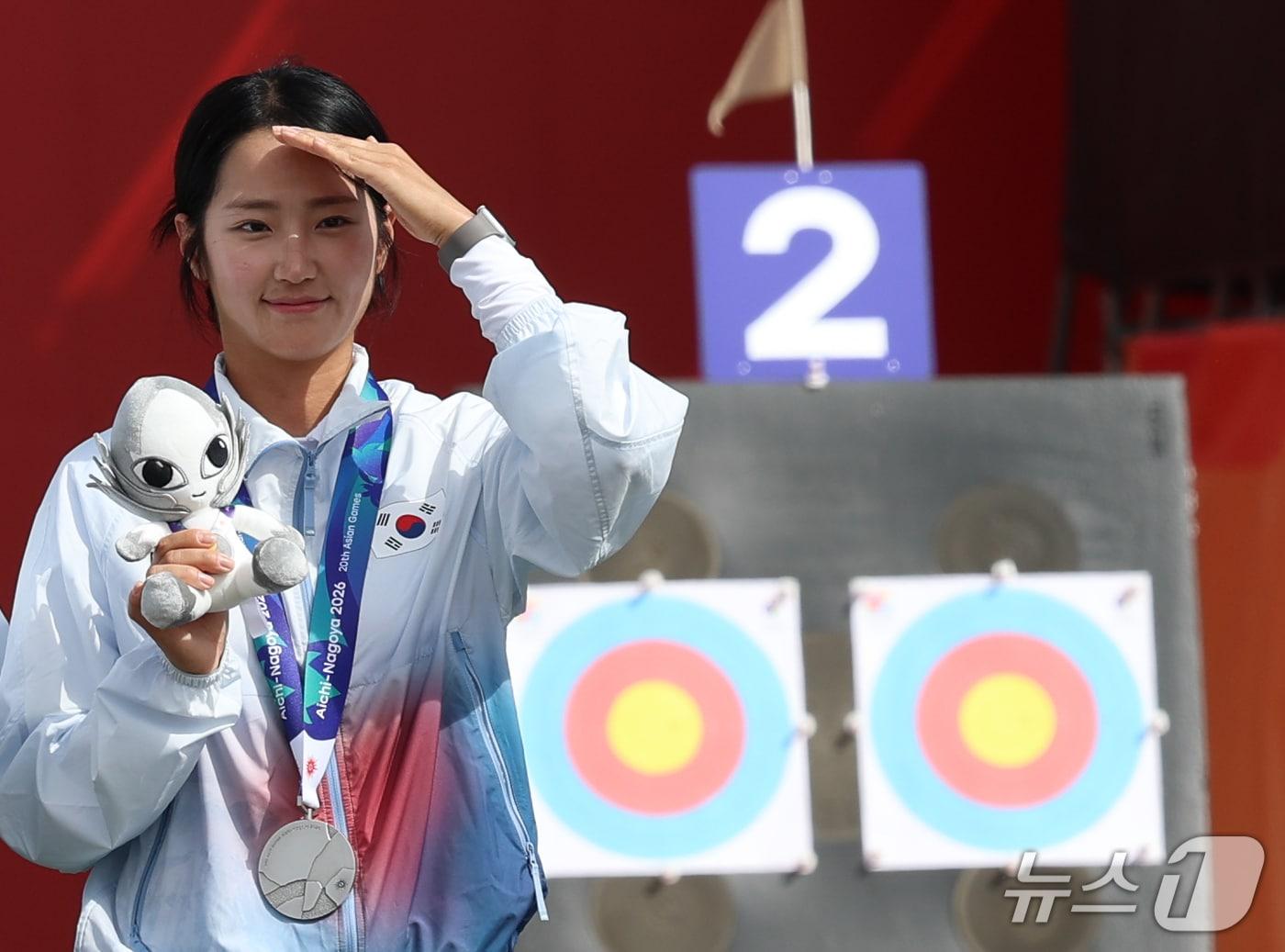 본문 이미지 - 대한민국 박정윤이 30일 일본 오카자키 중앙종합공원 다목적광장에서 열린 2026 아이치·나고야 아시안게임 양궁 컴파운드 혼성 단체전 시상식에서 은메달을 목에 걸고 있다. 2026.9.30 ⓒ 뉴스1 안은나 기자