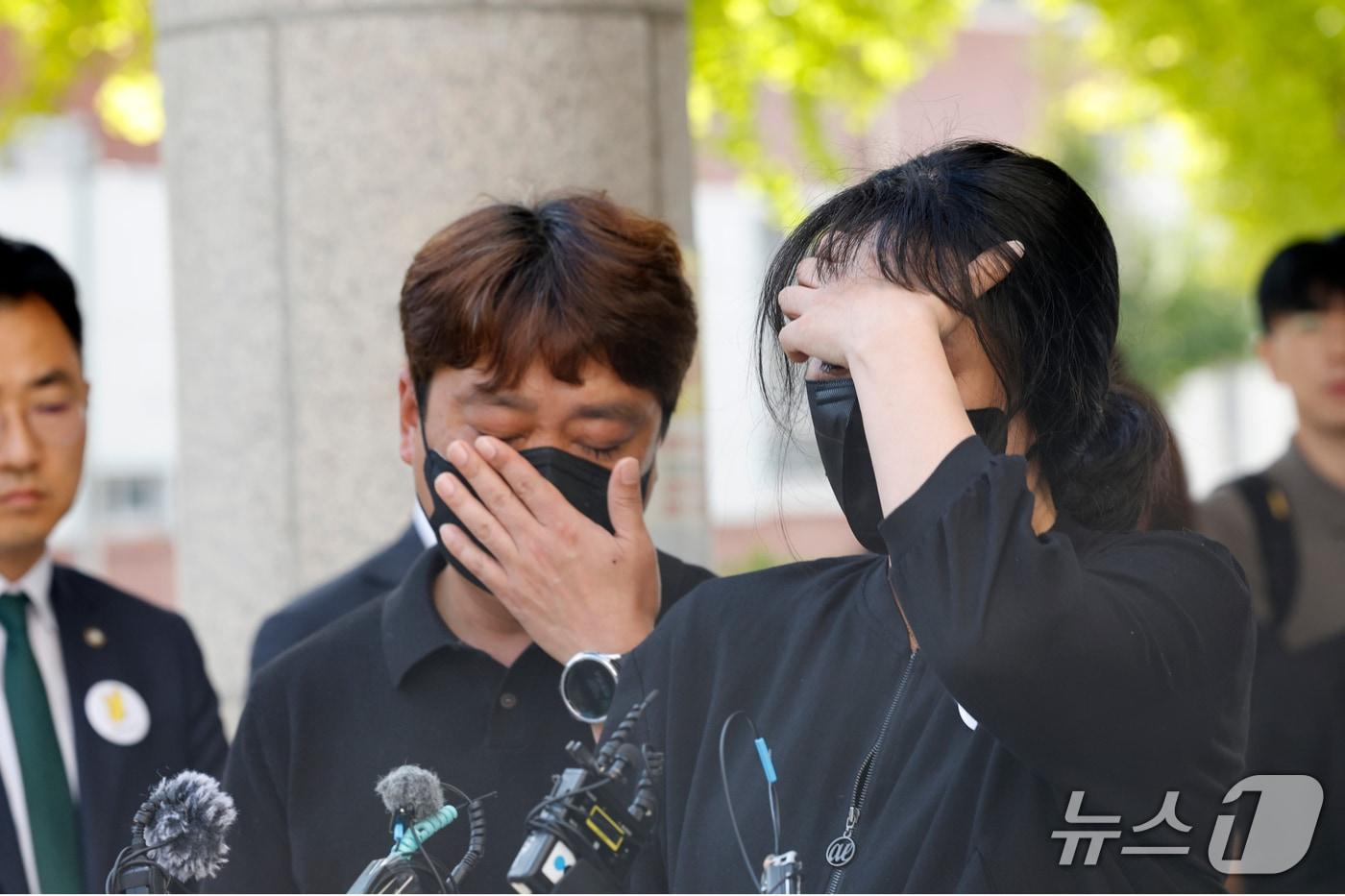 본문 이미지 - 30일 여고생 이채원 양을 살해한 장윤기(23)에게 무기징역이 선고된 후 광주지법 앞에서 이채원 양의 어머니가 아버지와 함께 눈물 흘리며 입장을 밝히고 있다. 2026.9.30 ⓒ 뉴스1 김태성 기자