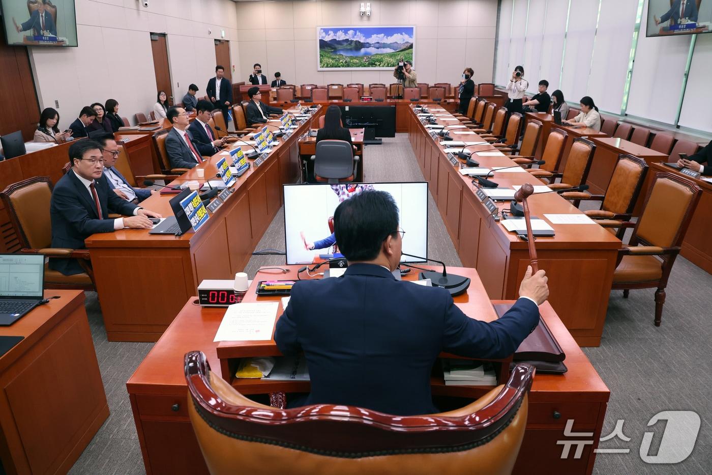 본문 이미지 - 송석준 외통위원장이 지난달 30일 오후 서울 여의도 국회에서 열린 외교통일위원회 전체회의에서 의사봉을 두드리고 있다. 2026.9.30 ⓒ 뉴스1 황기선 기자