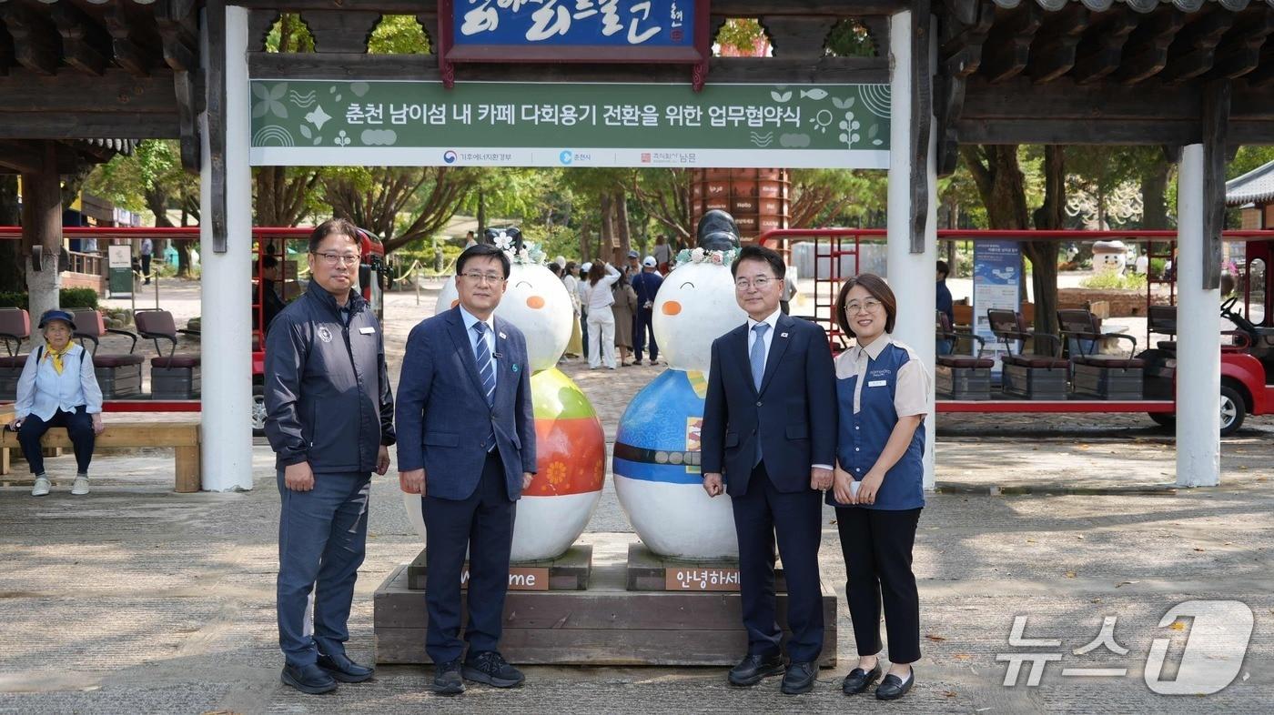 본문 이미지 - 30일 강원 춘천 남이섬에서  열린 '다회용기 전환 업무협약식'에 앞서 김성환 기후에너지환경부 장관과 육동한 춘천시장이 기념촬영을 하고 있다.(춘천시 제공. 재판매 및 DB 금지)