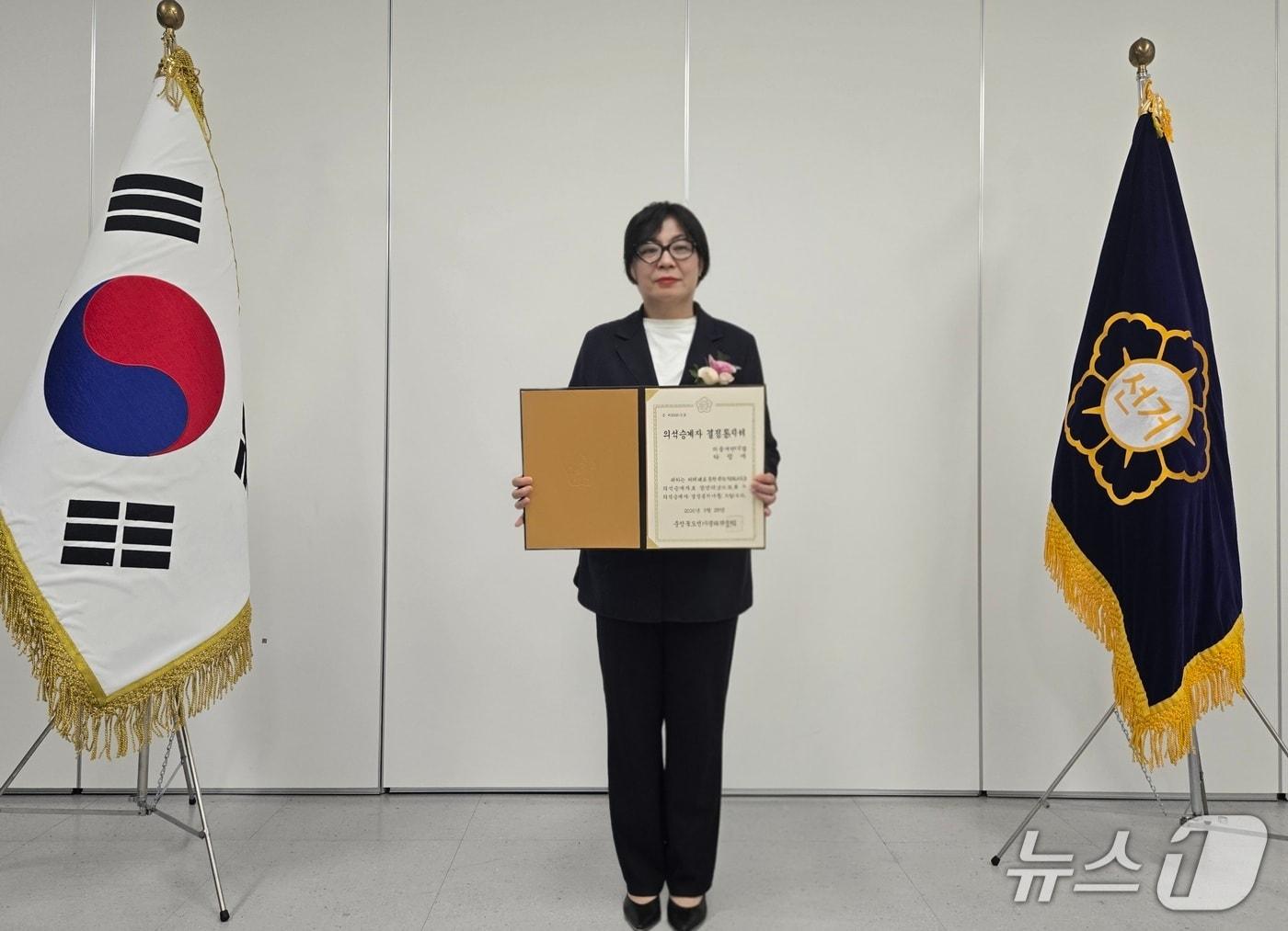 본문 이미지 - 하정애 충북도의원이 30일 충북선거관리위원회에서 비례 도의원 의석 승계자 결정통지서를 받고 있다. (충북선관위 제공. 재판매 및 DB 금지) 2026.9.30/뉴스1