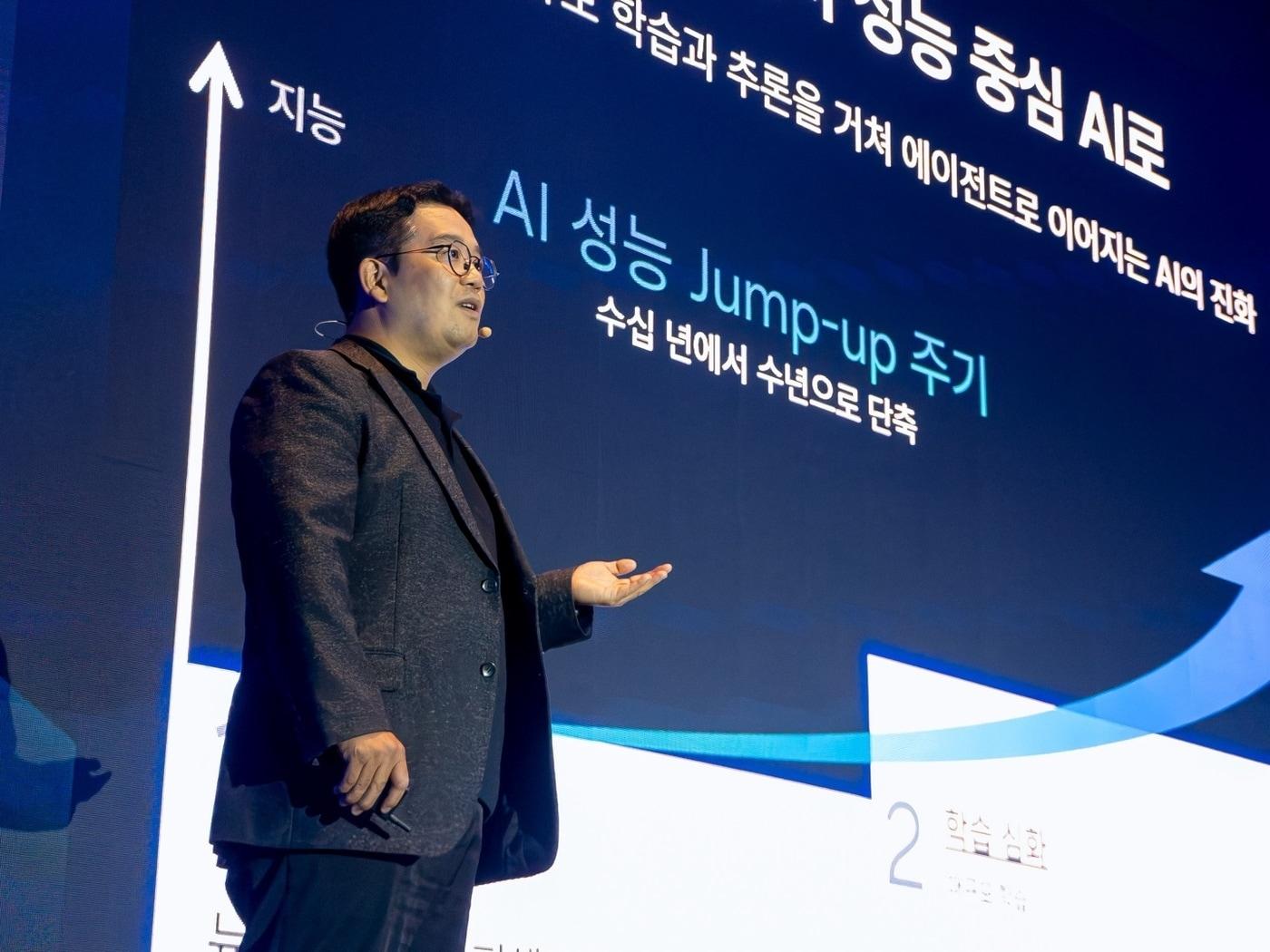 본문 이미지 - 황인철 삼성전자 부사장이 '삼성 AI 포럼 2026'에서 AI 효율화와 갤럭시 적용 사례 등에 대해 강연을 하고 있다.(삼성전자 제공)/뉴스1