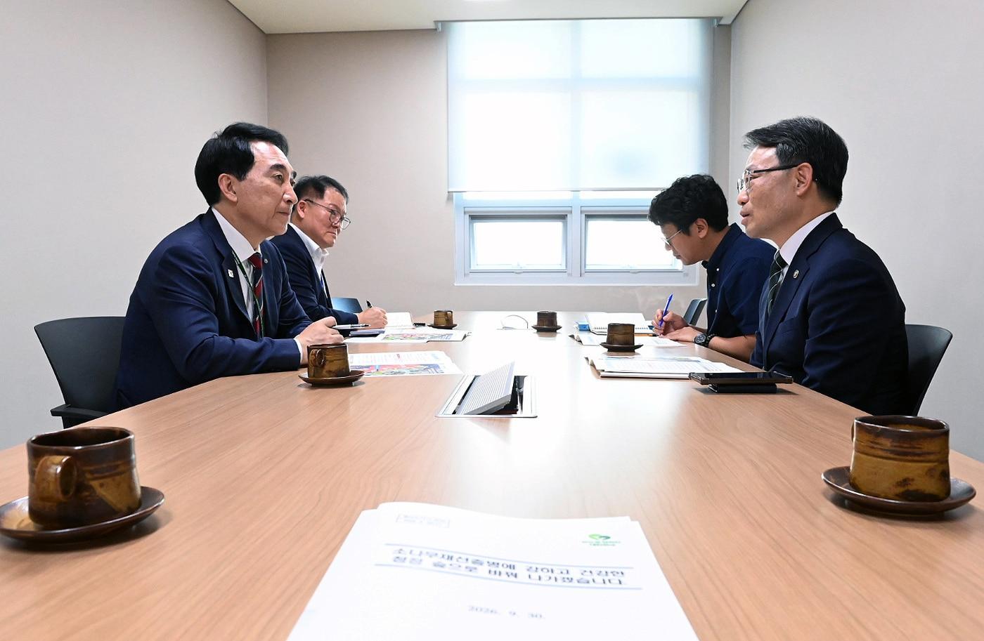 본문 이미지 - 박수현 지사(왼쪽)와 박은식 산림청장 (충남도 제공. 재판매 및 DB 금지)/뉴스1