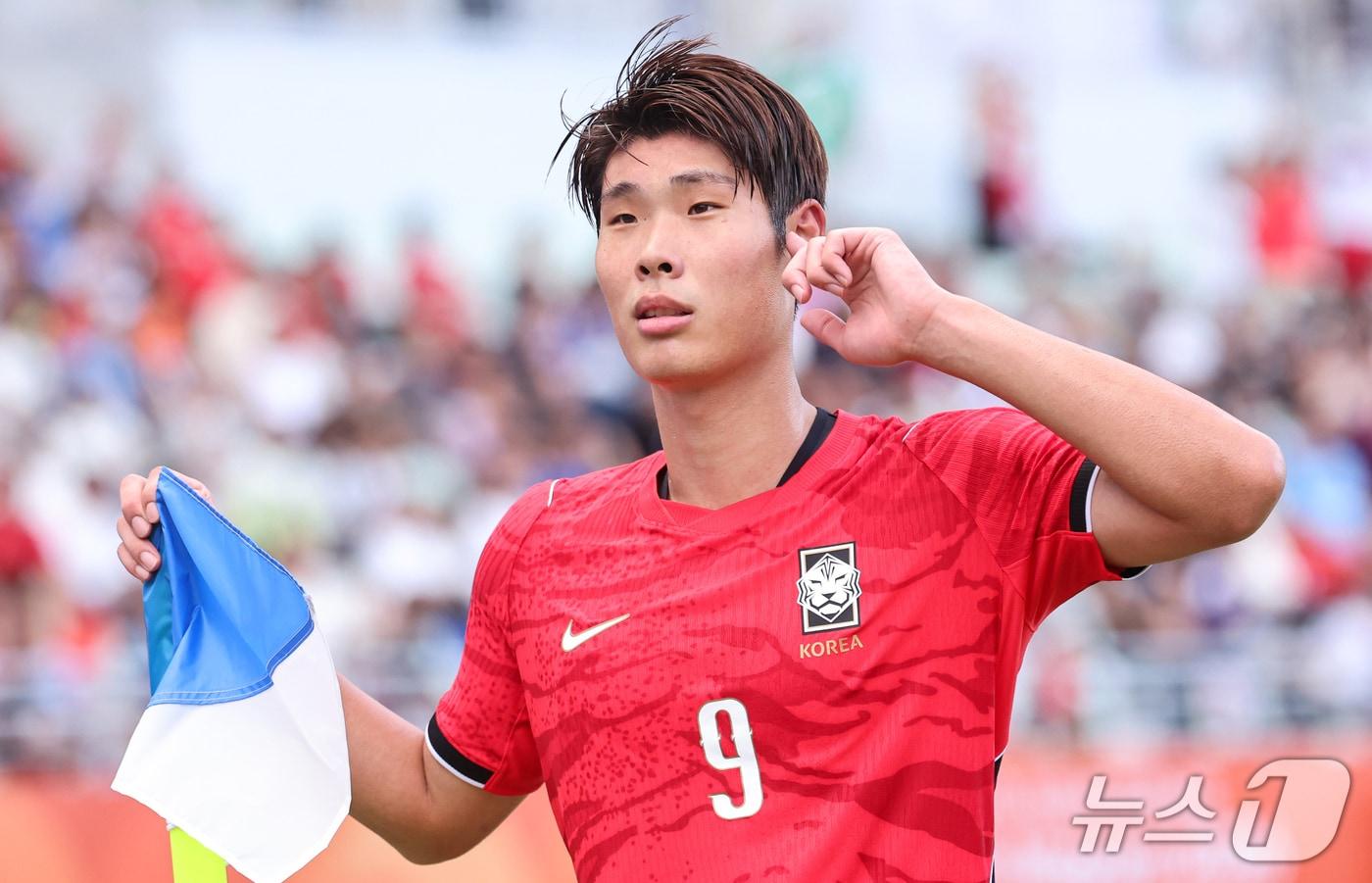 본문 이미지 - 30일 오후 일본 오사카 나가이스타디움에서 열린 2026 아이치·나고야 아시안게임 남자축구 준결승 대한민국과 중국의 경기, 대한민국 이영준이 동점골을 넣고 세레머니를 하고 있다. 2026.9.30 ⓒ 뉴스1 김도우 기자