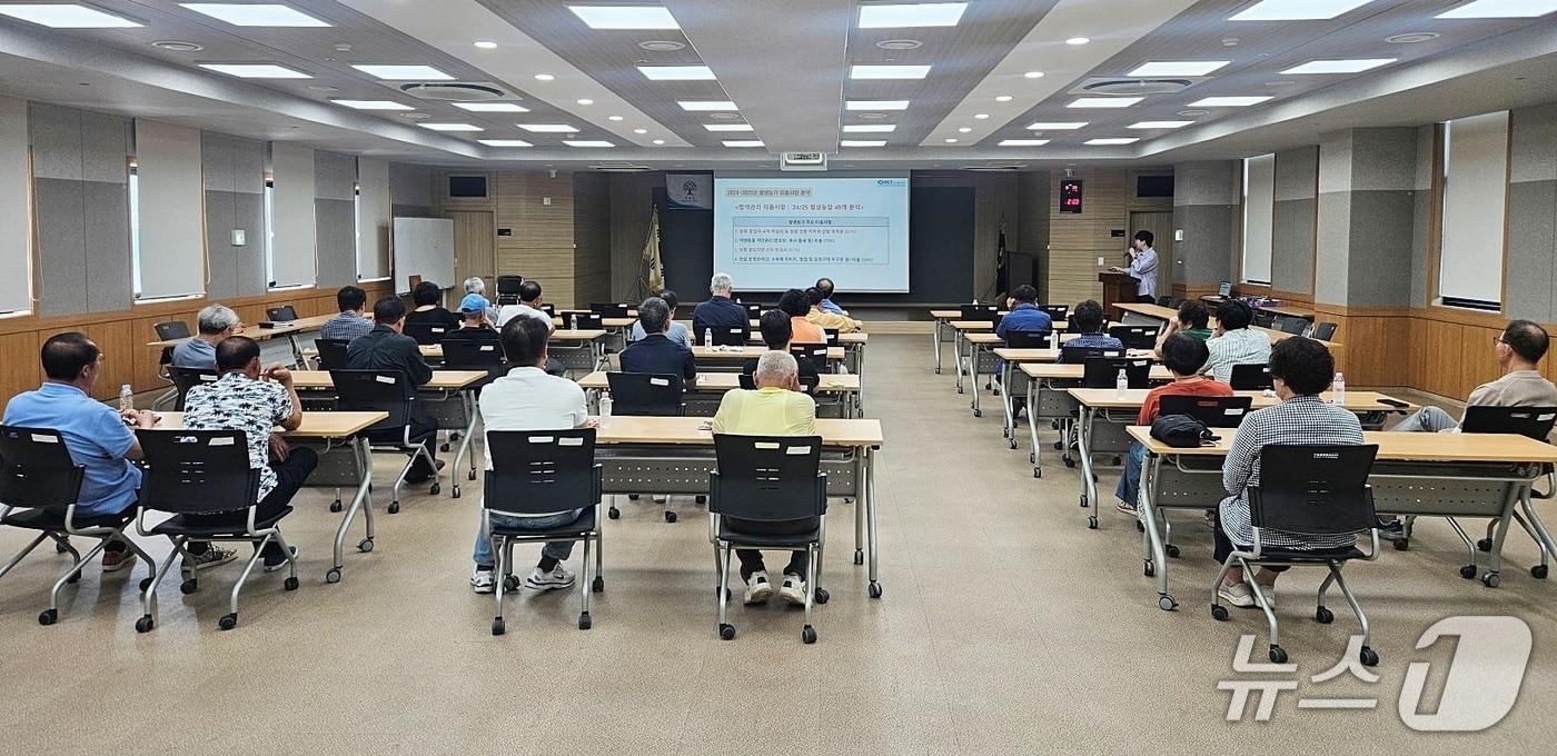 본문 이미지 - 곡성군이  '고병원성 조류인플루엔자(AI) 특별방역대책기간'을 앞두고 가금농가와 공무원 대상 교육을 실시했다(곡성군 제공)
