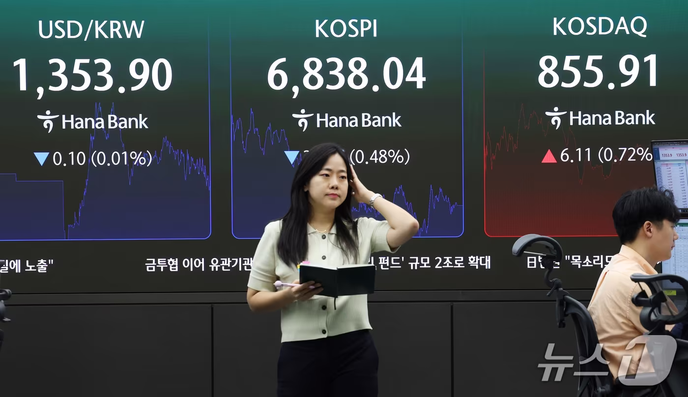본문 이미지 - 코스피가 3거래일 연속 하락 마감한 30일 오후 서울 중구 하나은행 본점 딜링룸 전광판에 코스피 등 종가가 표시되고 있다. 2026.9.30 ⓒ 뉴스1 오대일 기자