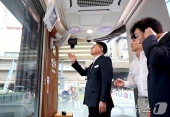 본문 이미지 - 지난 17일 서울 성동구 왕십리광장 스마트쉼터에서 열린 '히어링루프 고도화 기기체험 시연회' 현장 모습. (성동구 제공)