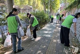 본문 이미지 - '서대문구 청년봉사단'이 홍제천 주변 거리를 청소하고 있다. (서대문구 제공)