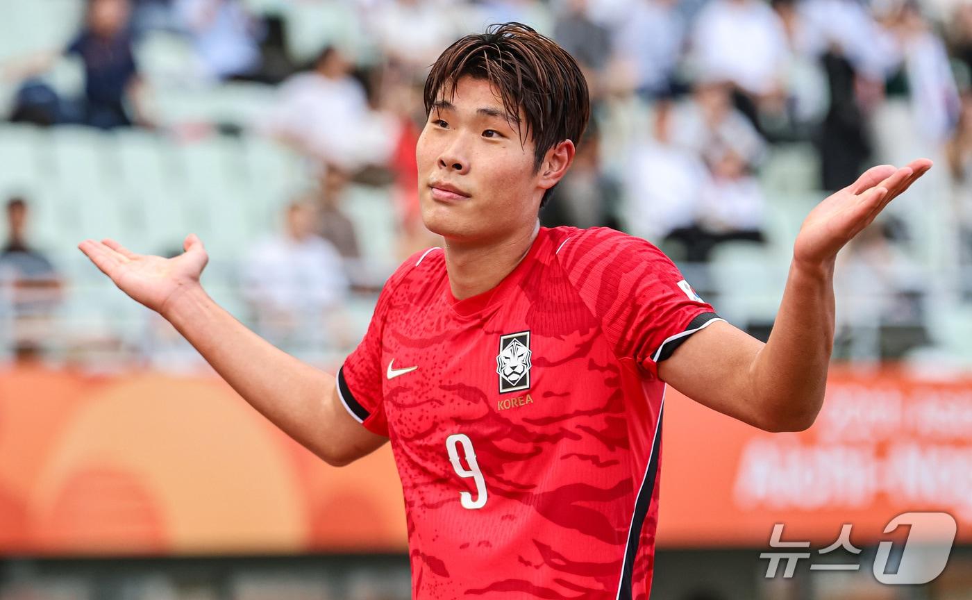 본문 이미지 - 30일 오후 일본 오사카 나가이스타디움에서 열린 2026 아이치·나고야 아시안게임 남자축구 준결승 대한민국과 중국의 경기, 대한민국 이영준이 동점골을 넣고 세레머니를 하고 있다. 2026.9.30 ⓒ 뉴스1 김도우 기자