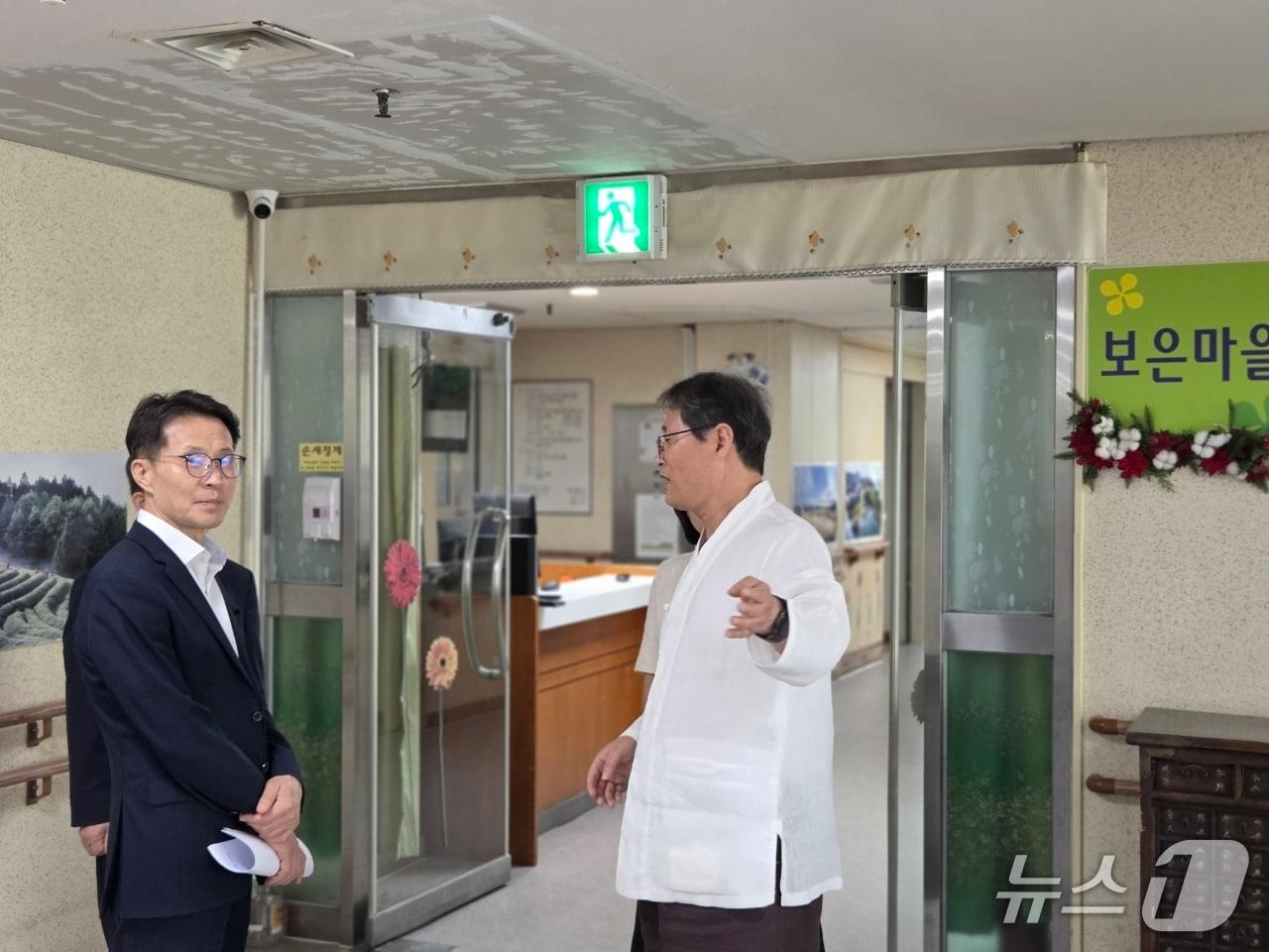 본문 이미지 - 김진오 인구전략위원회 부위원장은 30일 수원시 수원시립 노인전문요양원을 찾아 인요양시설의 인력 부족 실태를 점검했다. (인구전략위 제공)