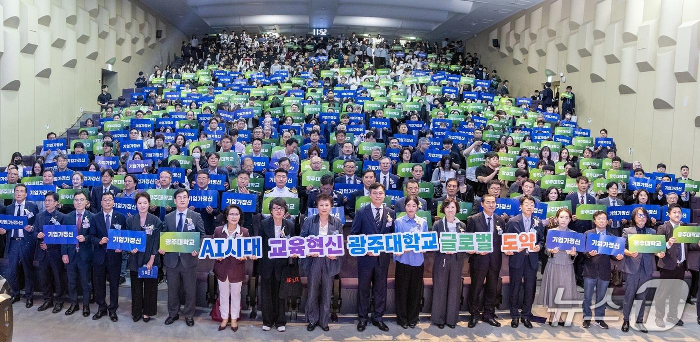본문 이미지 - 김동진 광주대학교 총장이 30일 오전 교내 호심관 1층 대강당에서 비전 공유회를 갖고 AI시대 교육혁신과 글로벌 도약을 선언하고 있다.(광주대 제공. 재배포 및 DB 금지)