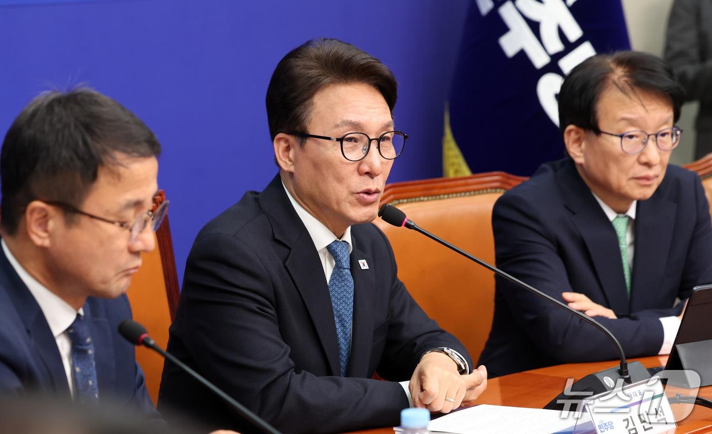 본문 이미지 - 김민석 더불어민주당 대표가 30일 오후 서울 여의도 국회에서 열린 '2026 더불어민주당 대구·경북 예산정책협의회'에서 발언을 하고 있다. 2026.9.30 ⓒ 뉴스1 황기선 기자