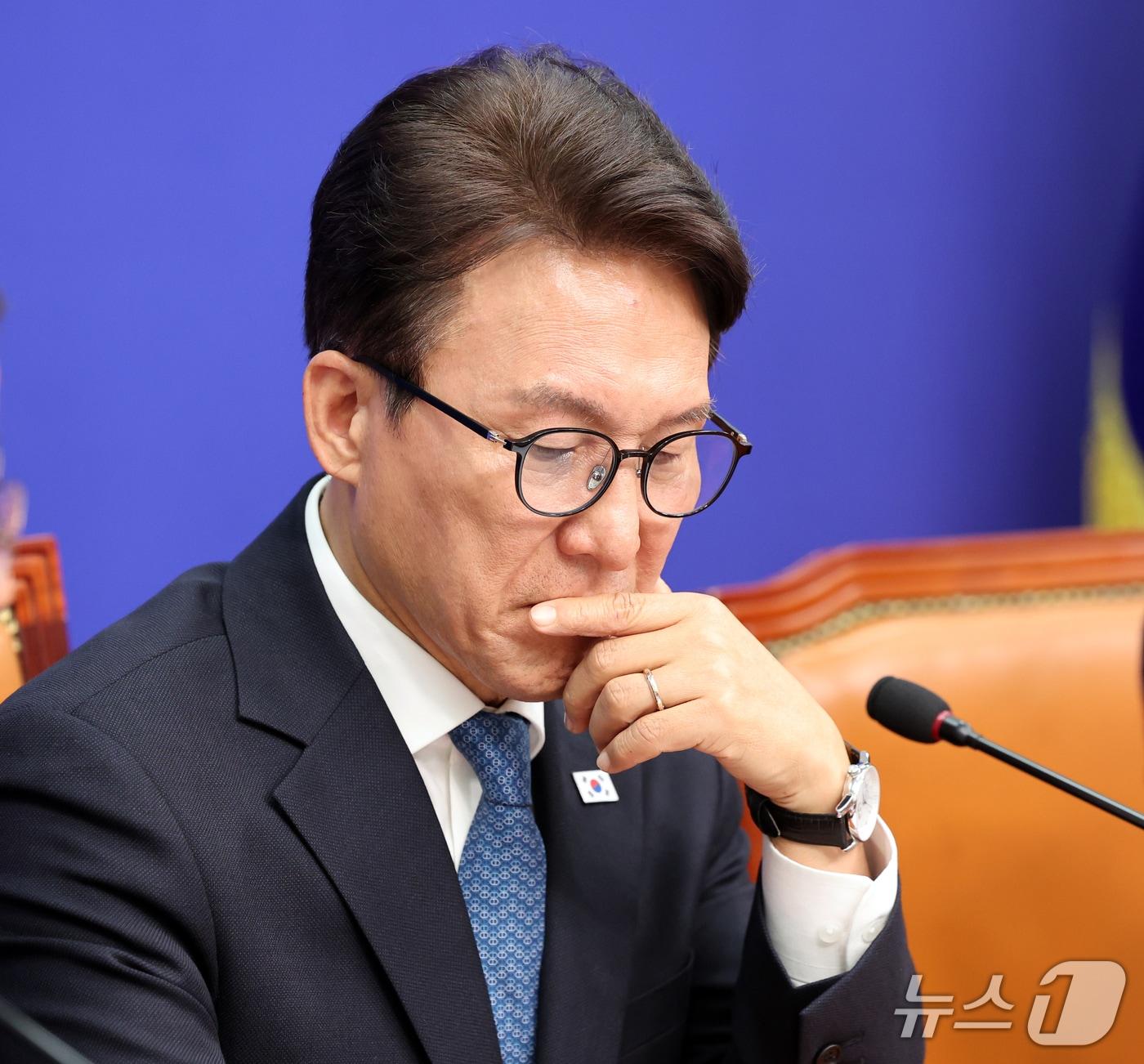 본문 이미지 - 김민석 더불어민주당 대표가 30일 오후 서울 여의도 국회에서 열린 '2026 더불어민주당 대구·경북 예산정책협의회'에서 생각에 잠겨 있다. 2026.9.30 ⓒ 뉴스1 황기선 기자