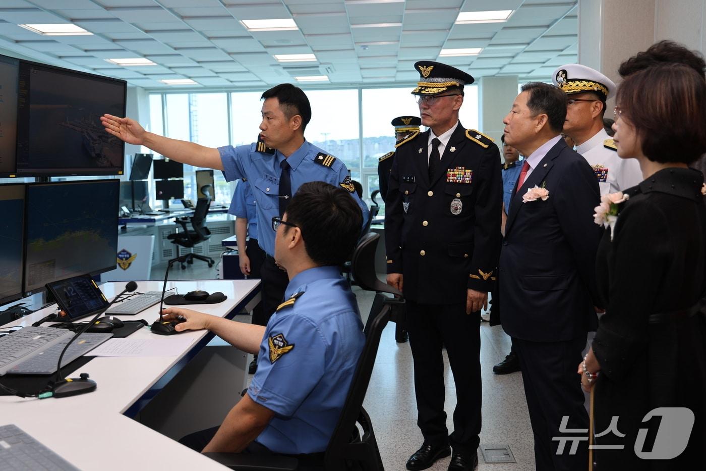 본문 이미지 - 30일 열린 동해광역 해상교통센터(VTS·Vessel Traffic Service) 개국식에서 참석자들이 VTS 시스템을 둘러보고 있다.(동해지방해양경찰청 제공. 재판매 및 DB 금지) 2026.9.30/뉴스1