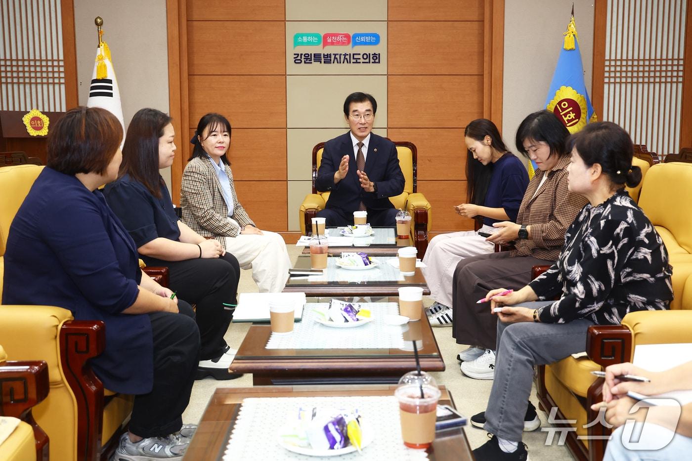 본문 이미지 - 정재웅 강원특별자치도의회 부의장과 유소은 춘천시의원이 30일 도의회 본관 접견실에서 춘천시 학부모 연합회 회장단과 간담회를 갖고 교육 및 지역 현안을 논의했다.(강원도의회 제공. 재판매 및 DB 금지)/뉴스1