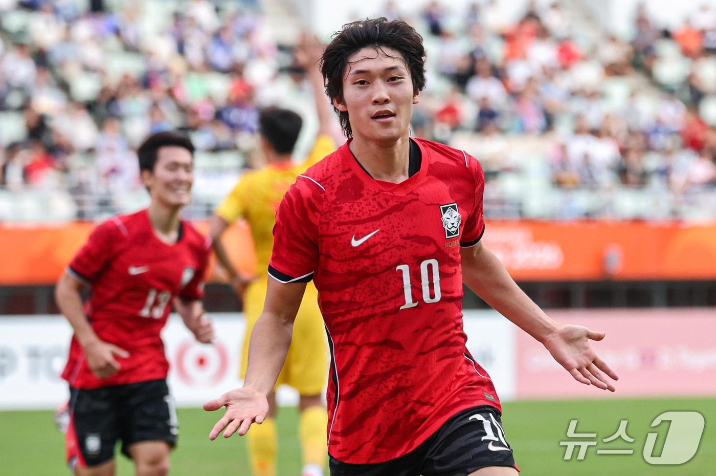본문 이미지 - 30일 오후 일본 오사카 나가이스타디움에서 열린 2026 아이치·나고야 아시안게임 남자축구 준결승 대한민국과 중국의 경기, 대한민국 배준호가 역전골을 넣고 기뻐하고 있다. 2026.9.30 ⓒ 뉴스1 김도우 기자