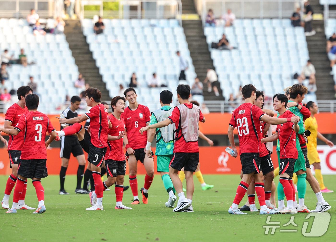 본문 이미지 - 30일 오후 일본 오사카 나가이스타디움에서 열린 2026 아이치·나고야 아시안게임 남자축구 준결승 대한민국과 중국의 경기, 대한민국 선수들이 2대1 승리 후 기뻐하고 있다. 2026.9.30 ⓒ 뉴스1 김도우 기자