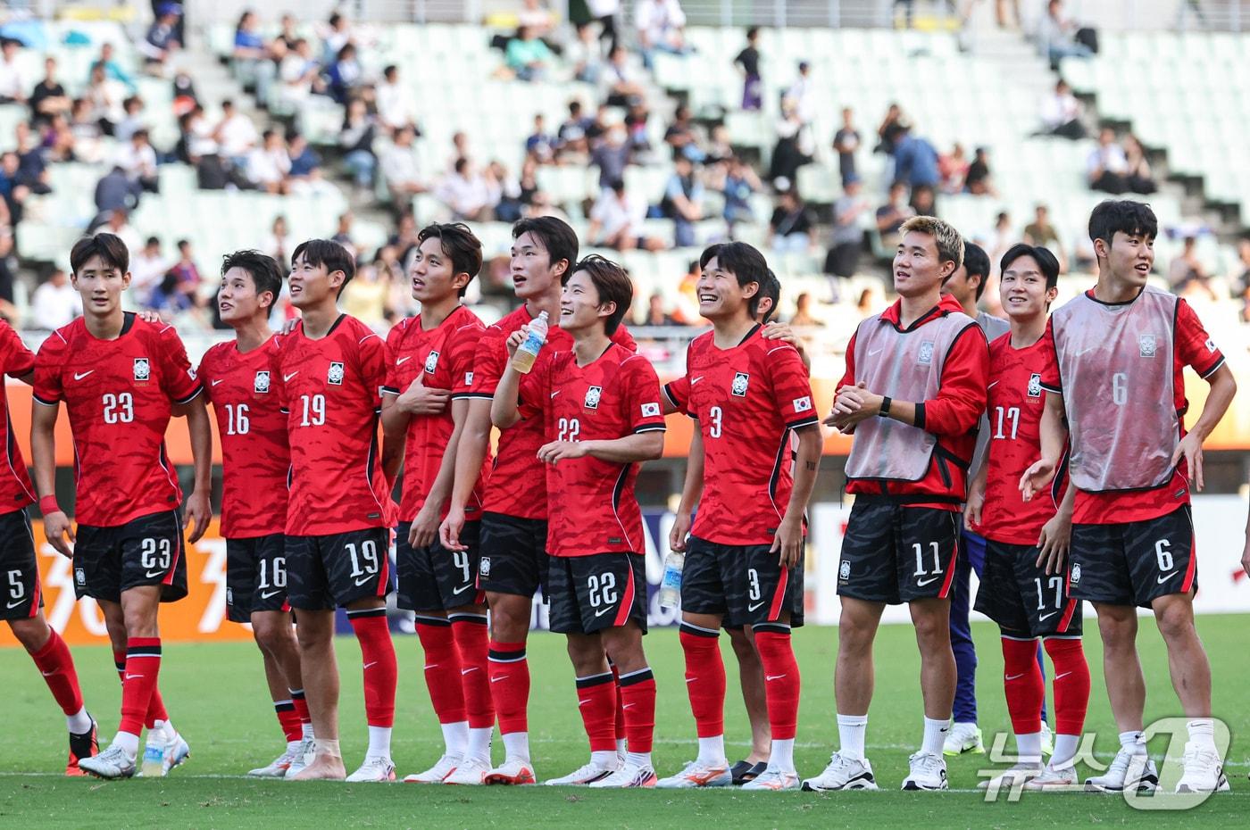 본문 이미지 - 30일 오후 일본 오사카 나가이스타디움에서 열린 2026 아이치·나고야 아시안게임 남자축구 준결승 대한민국과 중국의 경기, 대한민국 선수들이 2대1 승리 후 관중에게 인사하고 있다. 2026.9.30 ⓒ 뉴스1 김도우 기자