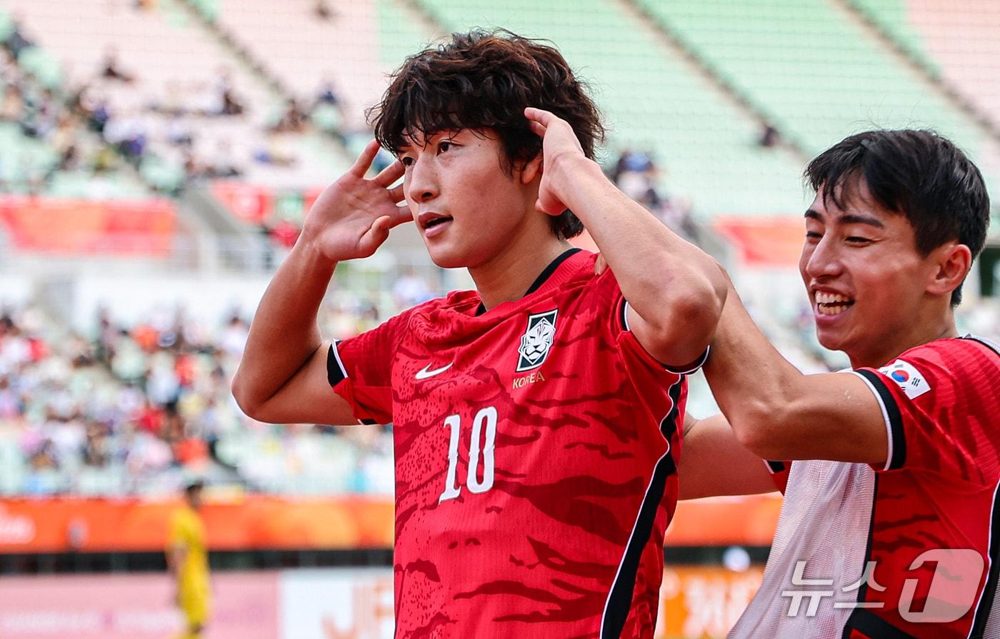 본문 이미지 - 30일 오후 일본 오사카 나가이스타디움에서 열린 2026 아이치·나고야 아시안게임 남자축구 준결승 대한민국과 중국의 경기, 대한민국 배준호가 역전골을 넣고 기뻐하고 있다. 2026.9.30 ⓒ 뉴스1 김도우 기자