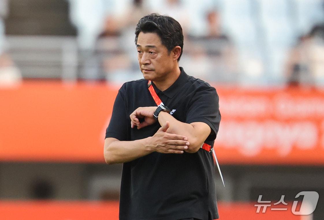 본문 이미지 - 30일 오후 일본 오사카 나가이스타디움에서 열린 2026 아이치·나고야 아시안게임 남자축구 준결승 대한민국과 중국의 경기, 대한민국 이민성 감독이 2대1 승리 후 선수들을 바라보고 있다. 2026.9.30 ⓒ 뉴스1 김도우 기자