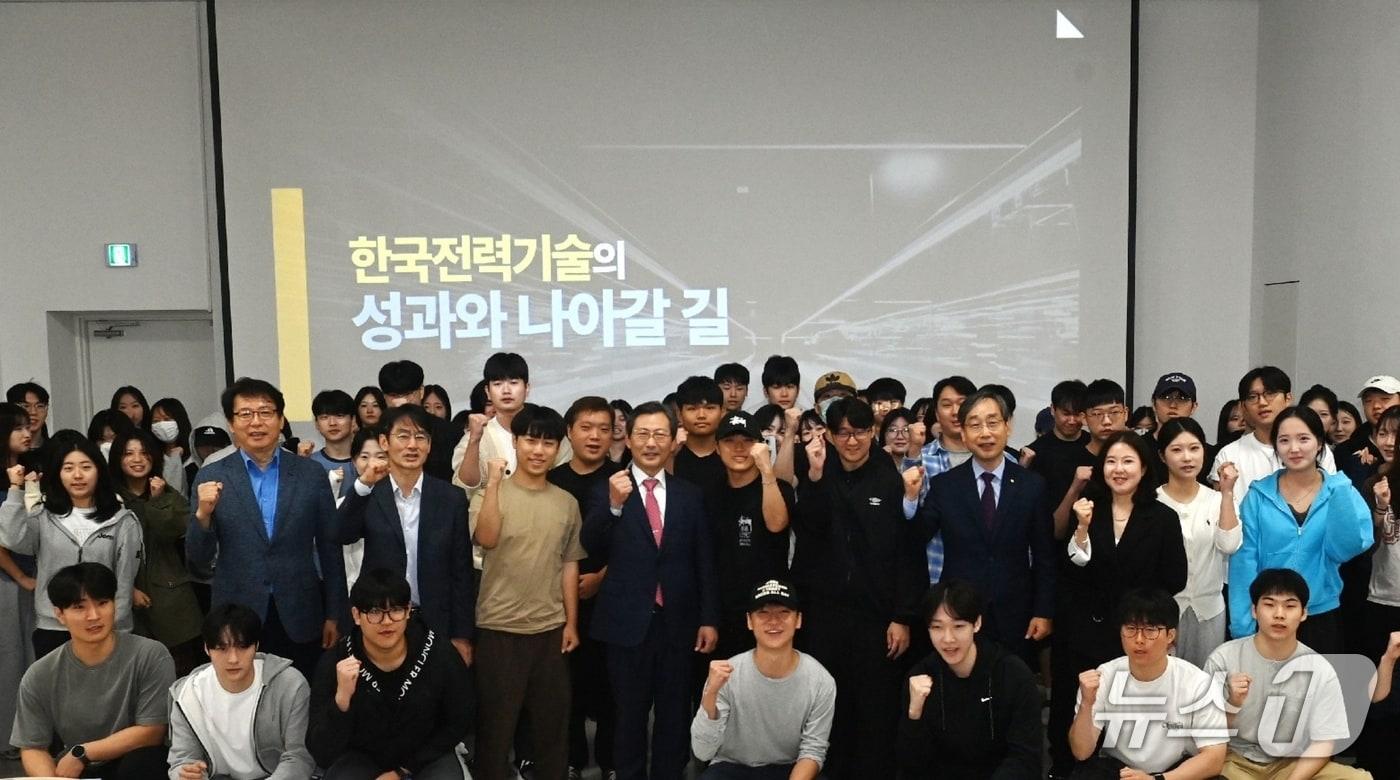본문 이미지 - 김태균 한국전력기술 사장은 30일 대전 국립한밭대학교에서 열린 '한국전력기술의 성과와 나아갈 길' 특별강연에서 미래 에너지산업의 변화에 대응하기 위한 기술인의 역할을 강조했다. (한국전력기술 제공) /2026.9.30/ ⓒ 뉴스1