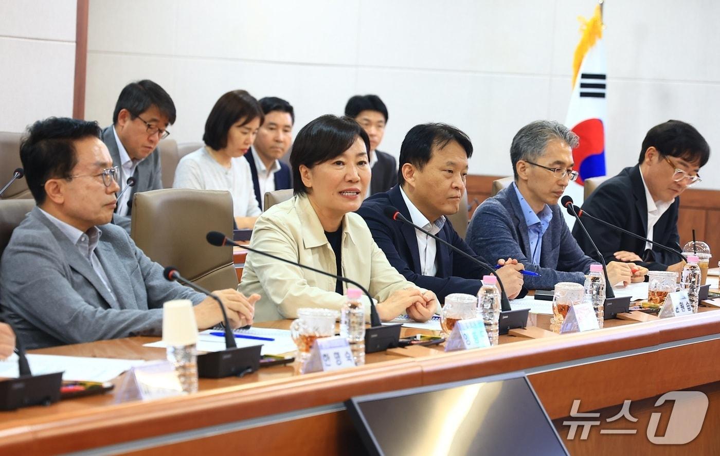 본문 이미지 - 송미령 농림축산식품부 장관은 30일 전북특별자치도 남원시청에서 마을 이장들과 간담회를 갖고 농지 전수조사와 관련한 현장 애로사항을 들었다. (농식품부 제공) /2026.9.30/ ⓒ 뉴스1
