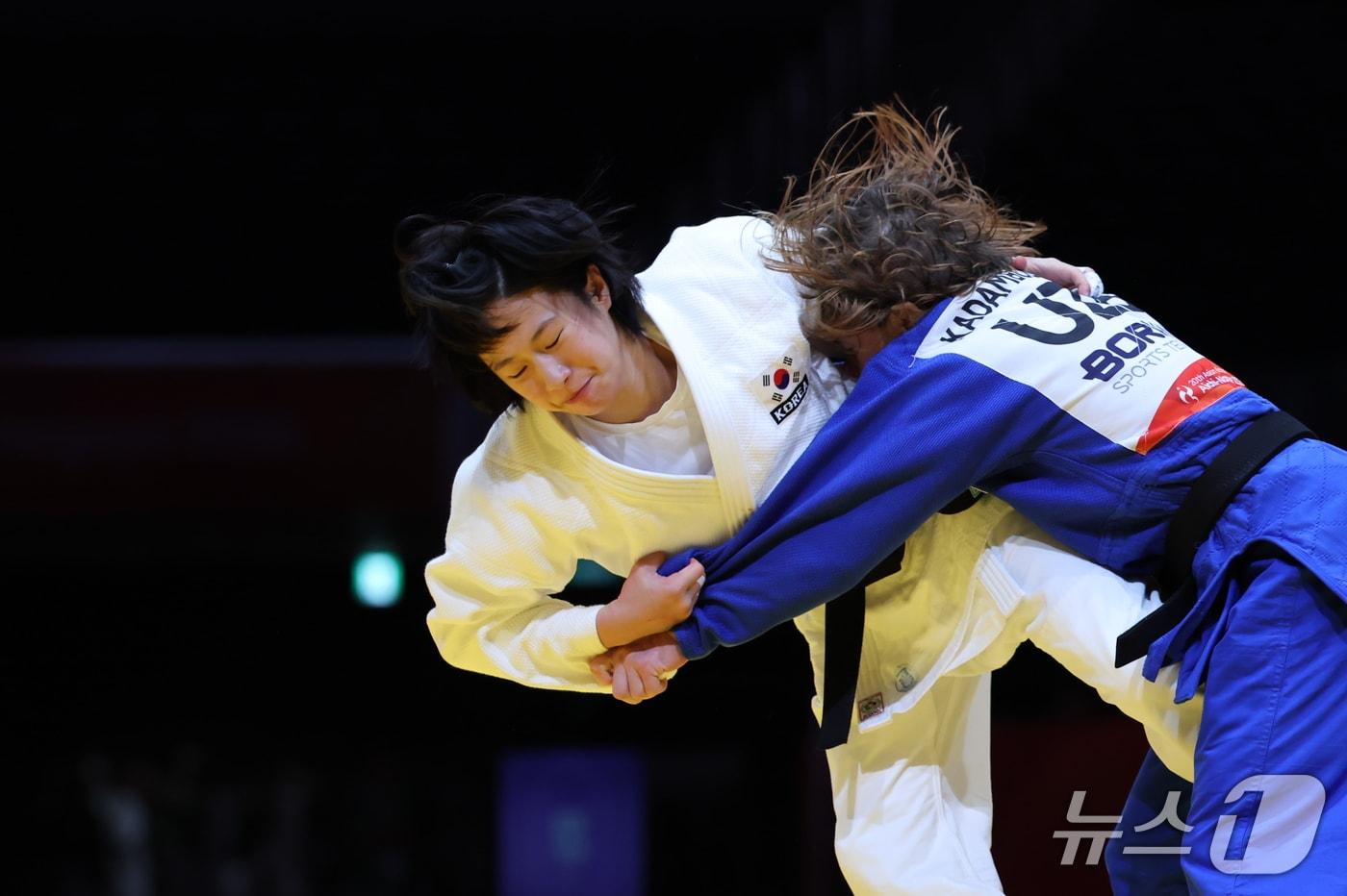 본문 이미지 - 대한민국 장세윤이 30일 일본 아이치 인터내셔널 아레나에서 열린 2026 아이치·나고야 아시안게임 유도 여자 52kg급 결승전에서 우즈베키스탄의 카담보예바 시타와 맞대결을 펼치고 있다. 장세윤은 이 경기에서 아쉽게 져 은메달을 확정지었다. 2026.9.30 ⓒ 뉴스1 김민지 기자