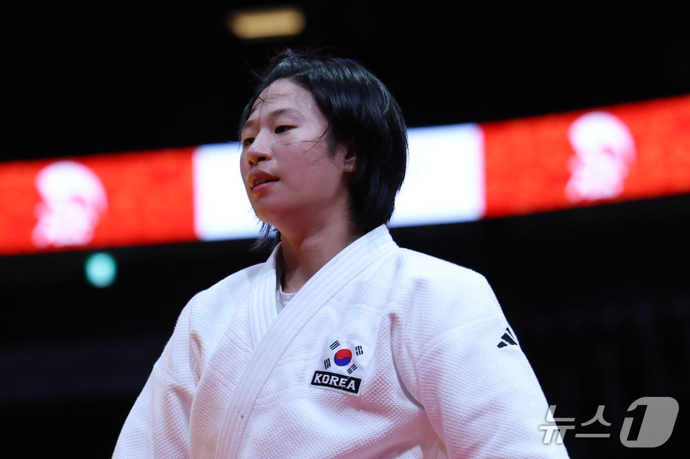 본문 이미지 - 대한민국 장세윤이 30일 일본 아이치 인터내셔널 아레나에서 열린 2026 아이치·나고야 아시안게임 유도 여자 52kg급 결승전에서 우즈베키스탄의 카담보예바 시타에게 패해 은메달을 확정짓고 있다. 2026.9.30 ⓒ 뉴스1 김민지 기자