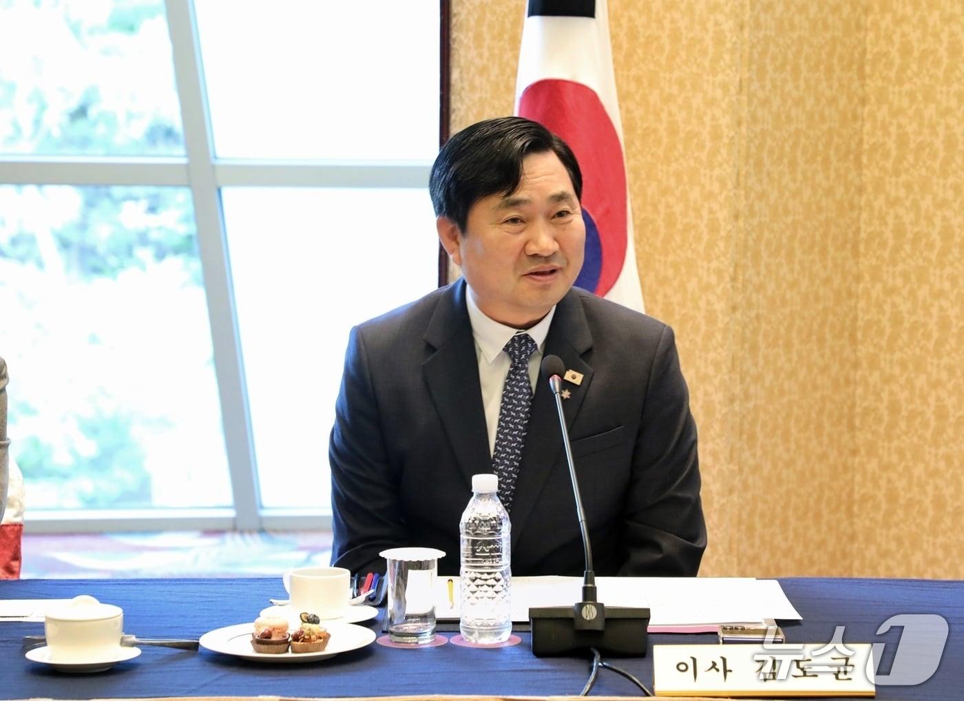 본문 이미지 - 강원랜드가 30일 강원 정선군에 위치한 자사 그랜드호텔에서 제235차 이사회를 연 가운데 김도균 대표이사가 이사회에서 발언하고 있다. (강원랜드 제공. 재판매 및 DB금지) 2026.9.30/뉴스1