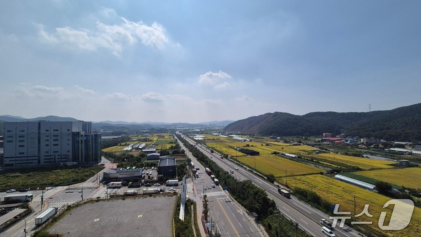 본문 이미지 - 용인 반도체 국가산업단지의 북쪽에서 남쪽으로 바라본 전경.2026.9.30 ⓒ 뉴스1 김동규 기자