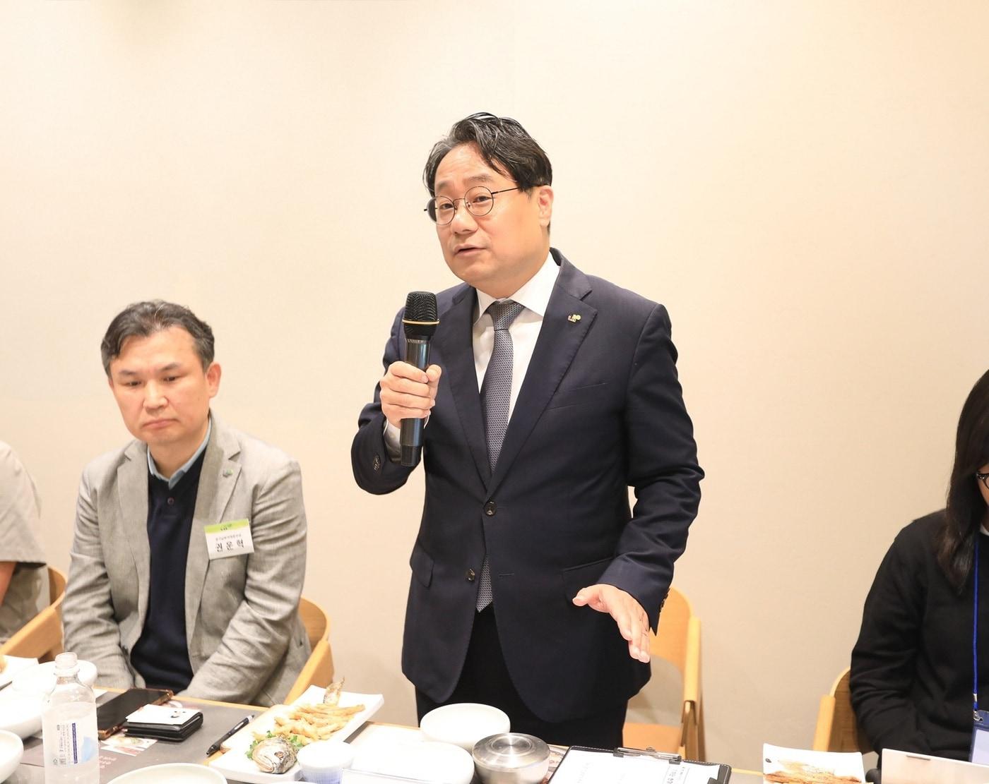 본문 이미지 - 이성훈 LH 사장이 30일 용인 반도체 국가산업단지 인근에서 열린 간담회에서 발언하고 있다.(LH 제공)ⓒ 뉴스1
