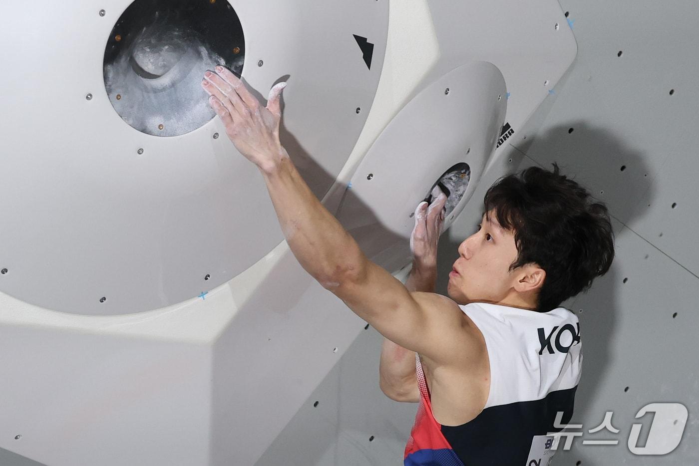 본문 이미지 - 대한민국 이도현이 30일 일본 포트메세 나고야에서 열린 2026 아이치·나고야 아시안게임 클라이밍 남자 볼더링 결선에서 문제를 풀고 있다. 2026.9.30 ⓒ 뉴스1 안은나 기자