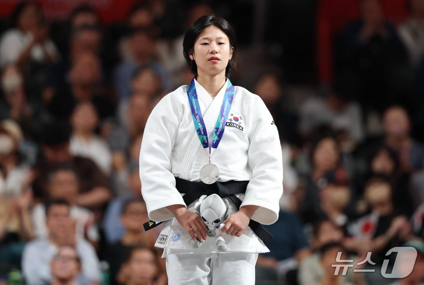 본문 이미지 - 대한민국 장세윤이 30일 일본 아이치 인터내셔널 아레나에서 열린 2026 아이치·나고야 아시안게임 유도 여자 52kg급 결승 시상식에서 은메달을 걸고 있다. 2026.9.30 ⓒ 뉴스1 김민지 기자