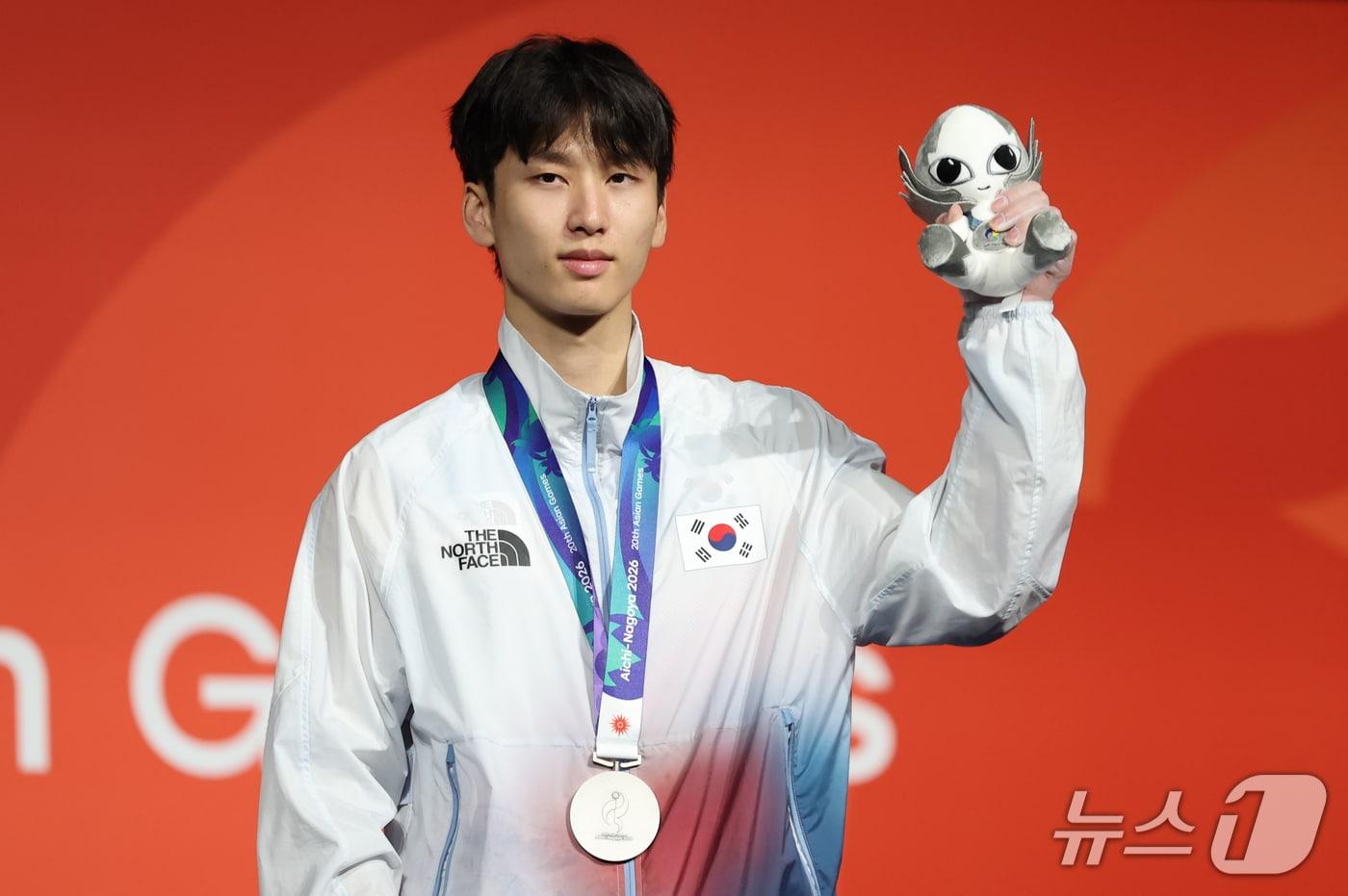 본문 이미지 - 대한민국 이도현이 30일 일본 포트메세 나고야에서 열린 2026 아이치·나고야 아시안게임 클라이밍 남자 볼더링 시상식에서 은메달을 목에 걸고 있다. 2026.9.30 ⓒ 뉴스1 안은나 기자