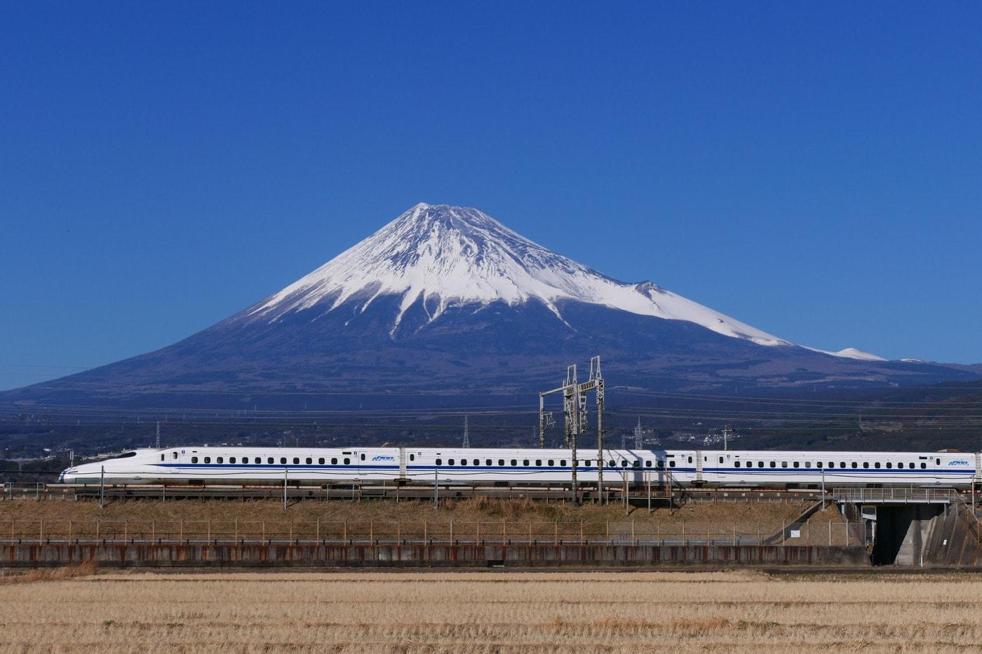 본문 이미지 - 신칸센 N700系 (출처: MaedaAkihiko, CC BY-SA 4.0 <https://creativecommons.org/licenses/by-sa/4.0>, via Wikimedia Commons)