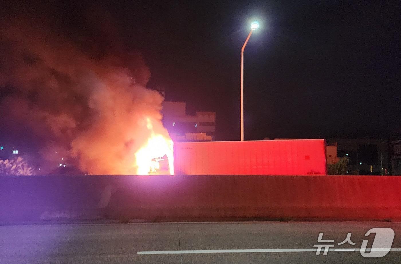 본문 이미지 - 4일 오전 3시 9분께 울산 울주군 경부고속도로 39.3㎞ 지점에서 추돌 사고에 따른 화재가 발생했다.(울산소방본부 제공. 재판매 및 DB금지)/뉴스1