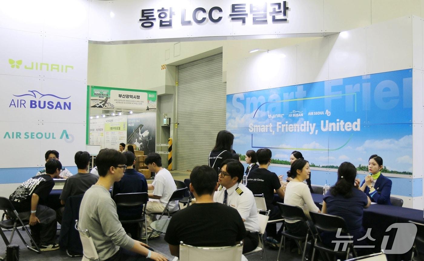 본문 이미지 - 에어부산이 지난 2일부터 3일까지 부산 벡스코에서 열린 '2026 항공산업 커리어 엑스포 인(in) 부산'에 참가, 진에어·에어서울과 공동 부스를 운영하며 취업 준비생들에게 상담을 진행하는 모습(에어부산 제공). 2026.9.4.