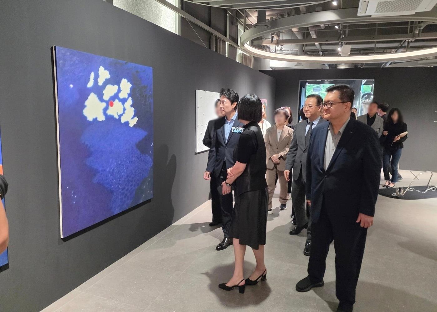 본문 이미지 - 지난 1일 진행된 네트워킹 행사에서 김대수 아이파크몰 대표(오른쪽 첫 번째)와 김경대 용산구청장(왼쪽 첫 번째)이 참석해 작품에 대한 설명을 듣고 있다. (아이파크몰 제공)