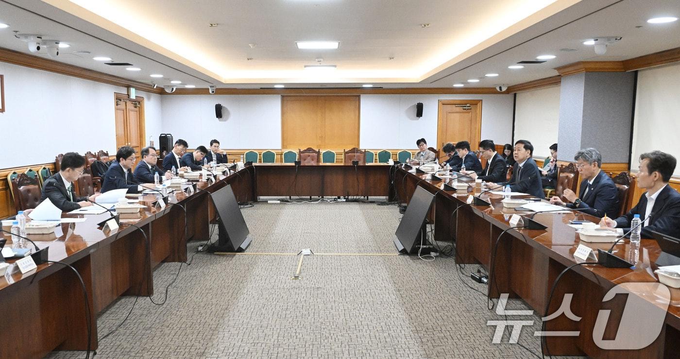 본문 이미지 - 구윤철 부총리 겸 재정경제부 장관이 4일 서울 중구 은행연합회에서 열린 시장상황 점검회의를 주재하고 있다. (재정경제부 제공. 재판매 및 DB금지) 2026.9.4 ⓒ 뉴스1