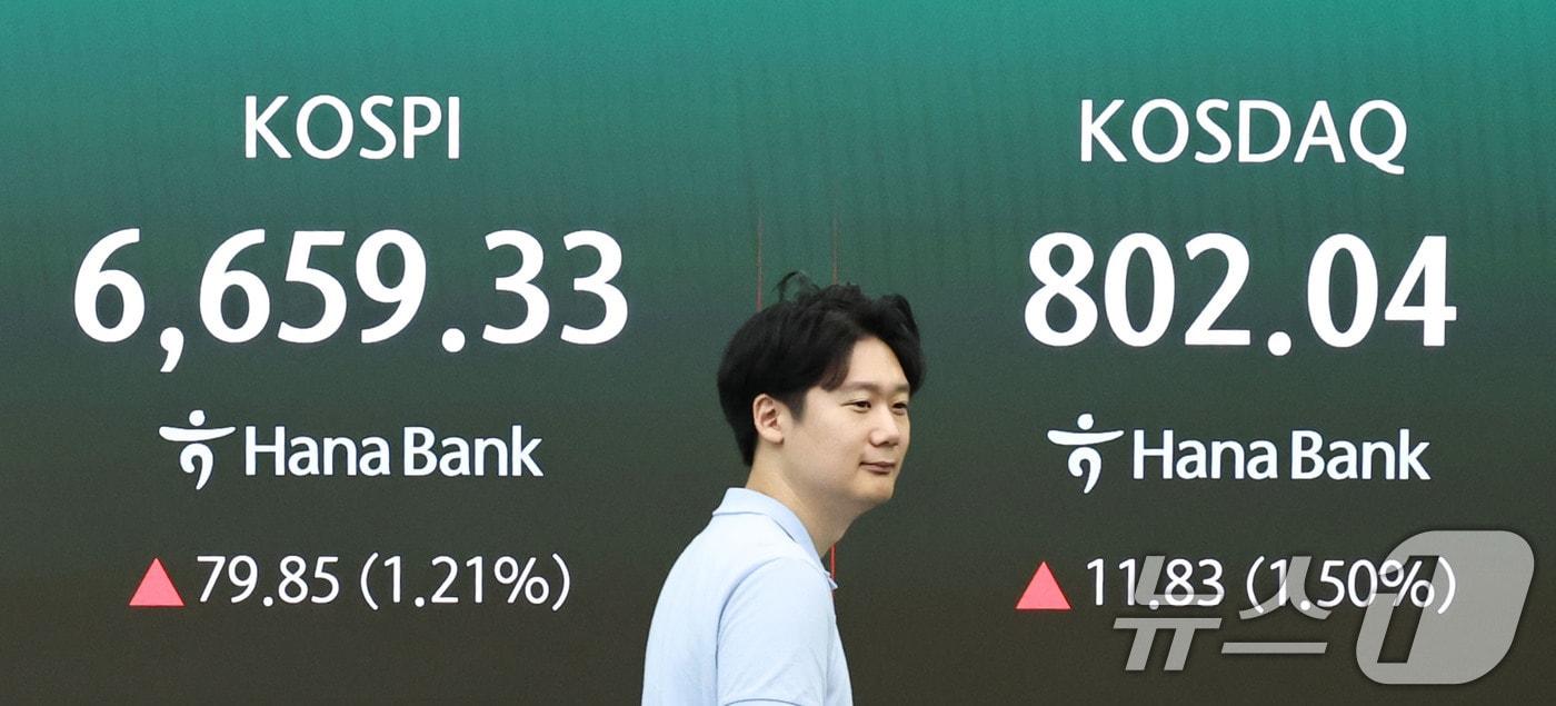 본문 이미지 - 4일 오전 서울 중구 하나은행 딜링룸 전광판에 코스피 지수 등 시황이 표시되고 있다. 2026.9.4 ⓒ 뉴스1 이종수 기자