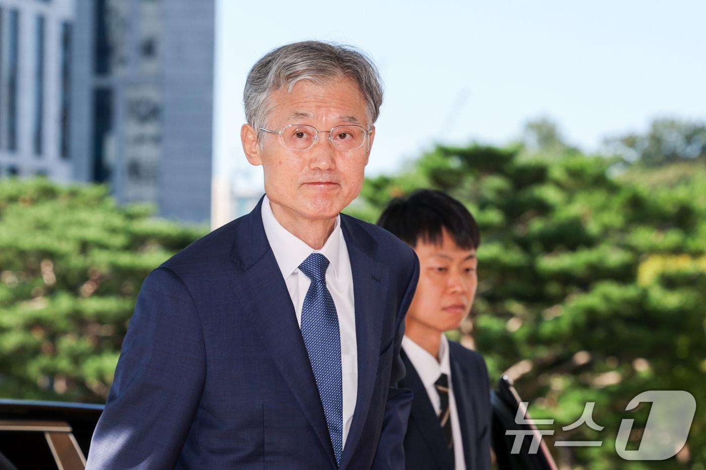 본문 이미지 - 조희대 대법원장이 4일 오전 서울 서초구 대법원에서 출근하며 취재진을 바라보고 있다. 2026.9.4 ⓒ 뉴스1 안은나 기자