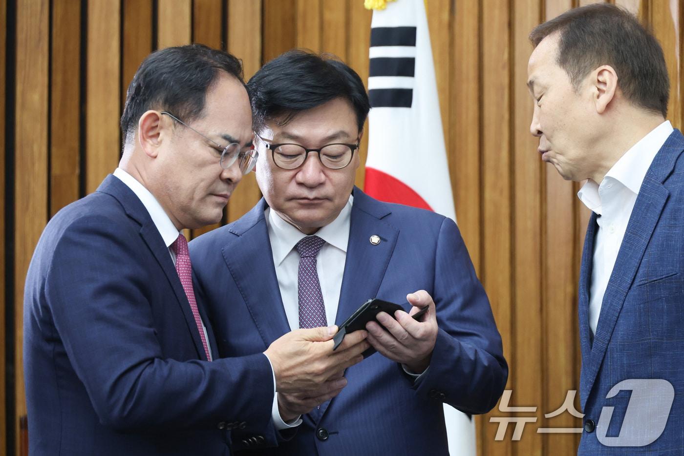 본문 이미지 - 정점식 국민의힘 원내대표가 지난 4일 서울 여의도 국회에서 열린 원내대책회의에서 임종득 의원과 휴대전화를 바라보고 있다. 2026.9.4 ⓒ 뉴스1 신웅수 기자