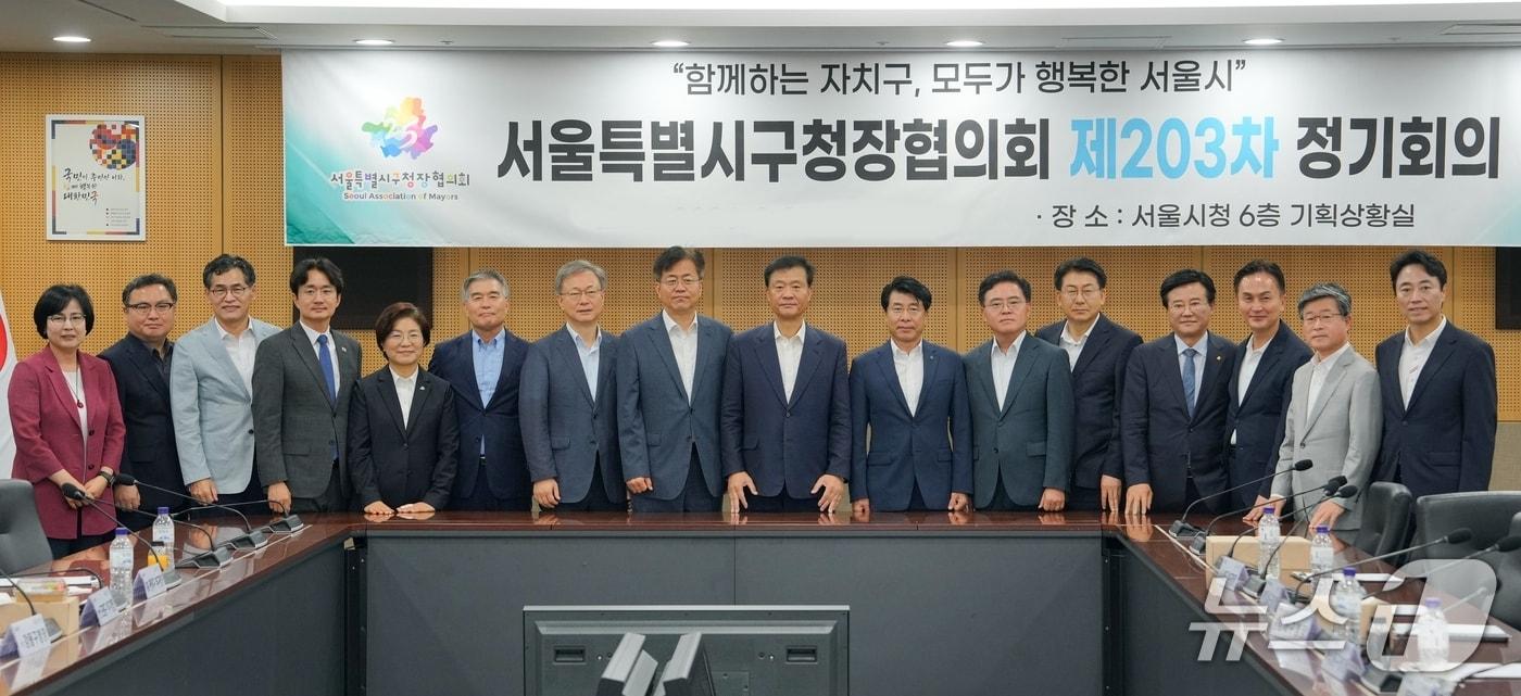 본문 이미지 - 최근 기록적인 집중호우로 큰 피해를 입은 경남 지역에 총 1천만 원의 지정기탁 성금을 전달한 서울특별시구청장협의회 회장 이승로 성북구청장(아홉번째)과 회원 구청장들.(성북구 제공)