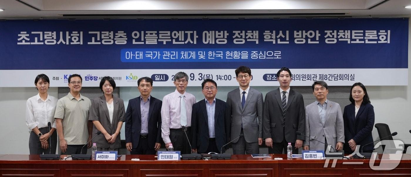 본문 이미지 - 한국의학바이오기자협회와 서미화 더불어민주당 의원 그리고 대한감염학회는 지난 3일 국회의원회관 제8간담회의실에서 '초고령사회 고령층 인플루엔자 예방 정책 혁신 방안 정책토론회 - 아·태 국가 관리 체계 및 한국 현황을 중심으로'를 개최해 이 같은 공감대를 형성했다고 4일 밝혔다.(한국의학바이오기자협회 제공)