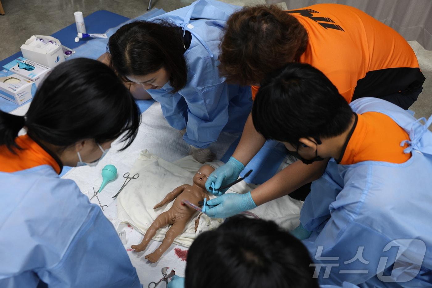 본문 이미지 - 전남광주통합특별시 동부소방서 구급대원들이 지난 3일 응급분만과 신생아 초기대응능력 강화를 위한 교육을 하고 있다. (동부소방 제공. 재판매 및 DB 금지) 